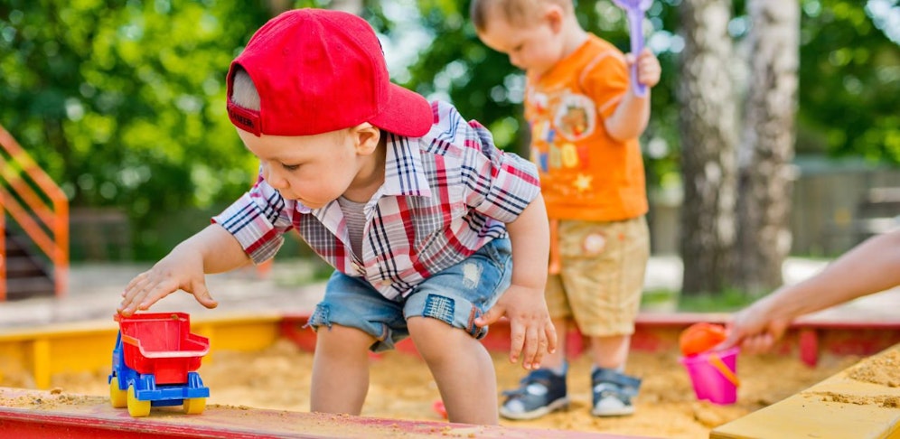 Der Mann onanierte direkt neben 40 spielenden Kindergarten-Kids.