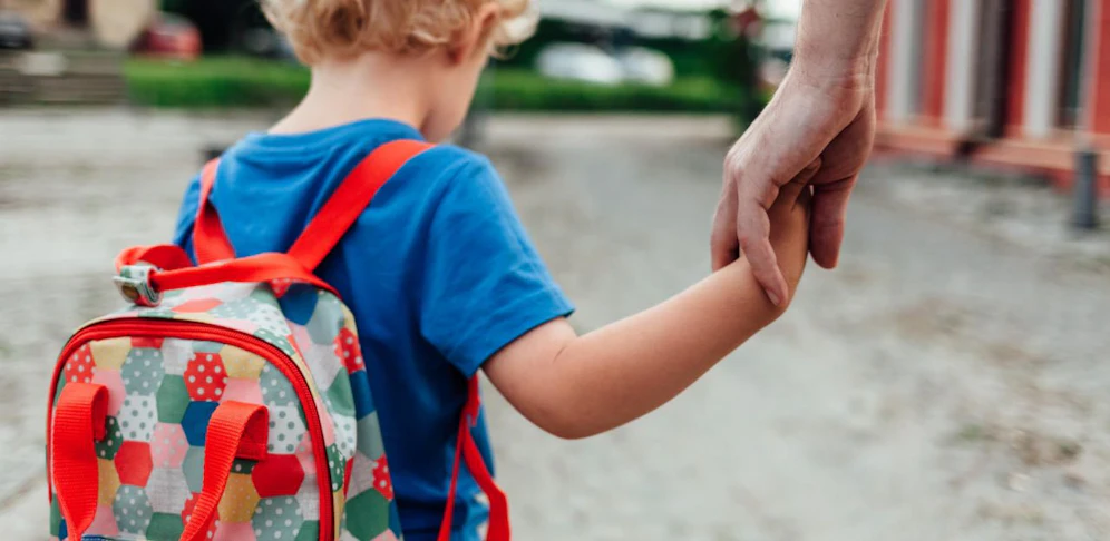 (Symbolfoto): Ein Unbekannter hat am Montagmorgen einem 13-Jährigen die Schultasche vom Rücken gerissen und ist geflohen.