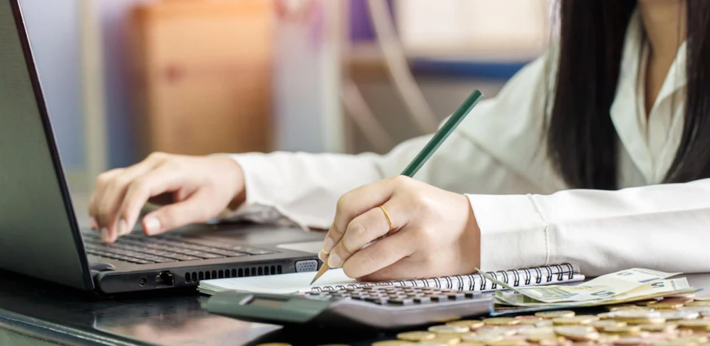 Eine Buchhalterin überwies mehrere tausend Euro auf ein Konto in England (Symbolbild)