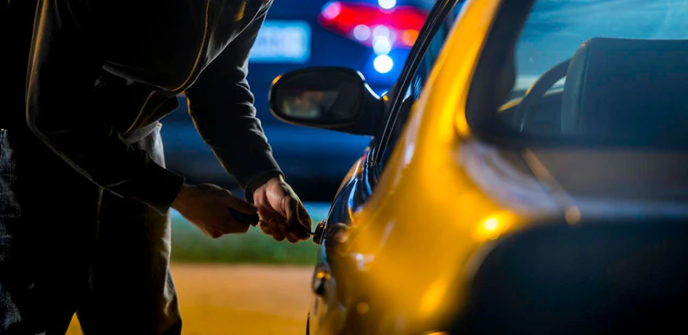 PKW-Einbruch: Die Polizei hat zwei Diebe bei frischer Tat ertappt. (Symbolfoto)