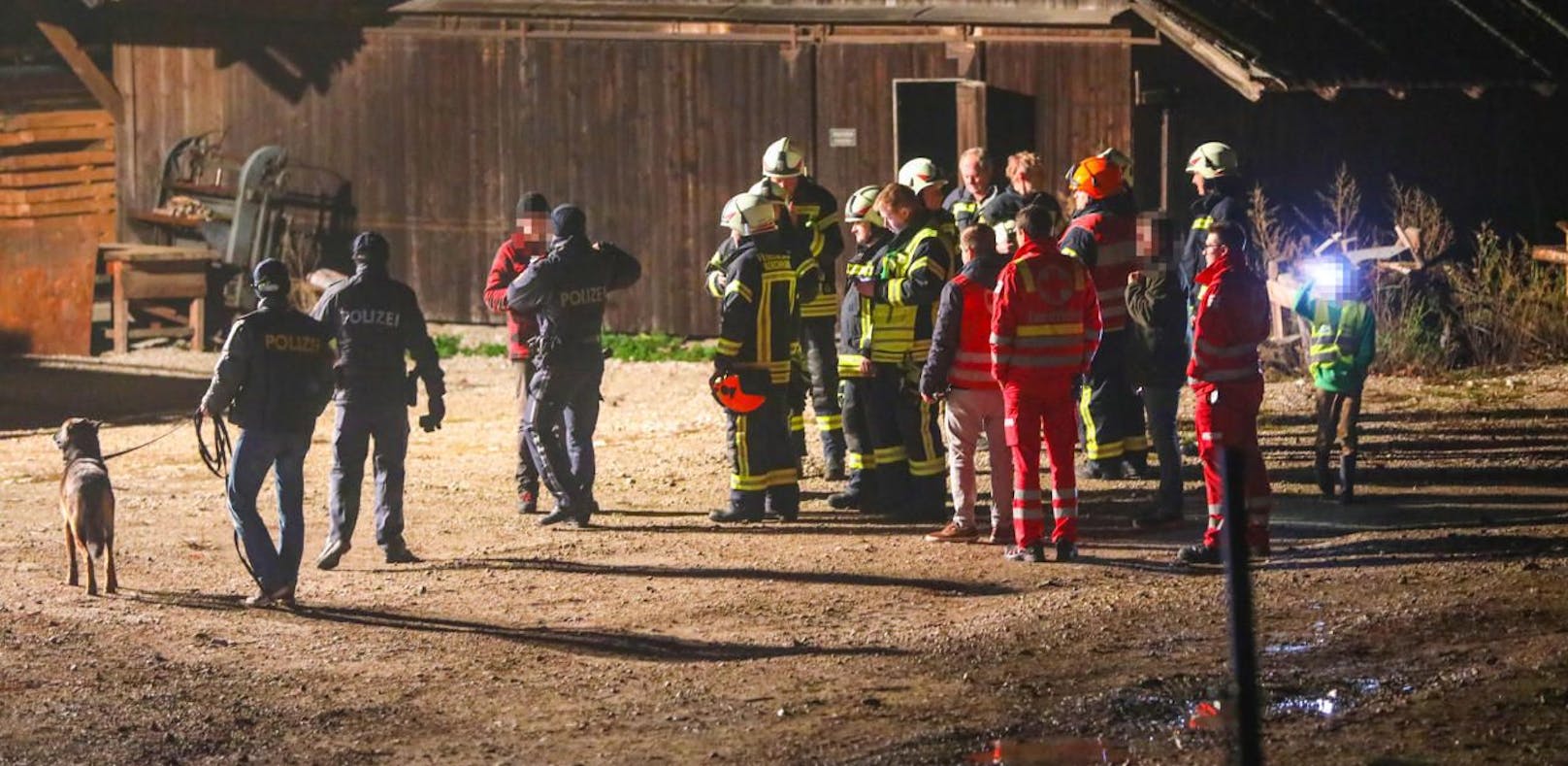 50 Mann der Feuerwehr, die Polizei samt Suchhund und der Rettungsdienst suchten Mittwochabend nach dem vermissten 6-Jährigen. 