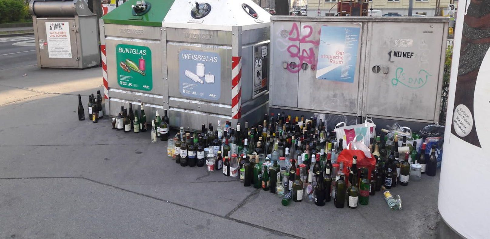 Wein, Bier, Schnaps und einige wenige Fruchtsäfte vor Container in Wien