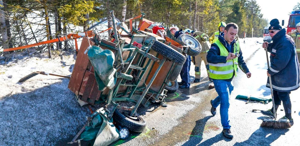 Zu einem schweren Verkehrsunfall kam es zwischen einem Auto und einer Pferdekutsche.