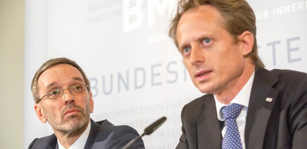 Innenminister Herbert Kickl (links) und der Leiter der Abteilung Asyl im Innenministerium, Peter Webinger (rechts) bei einer Pressekonferenz. 