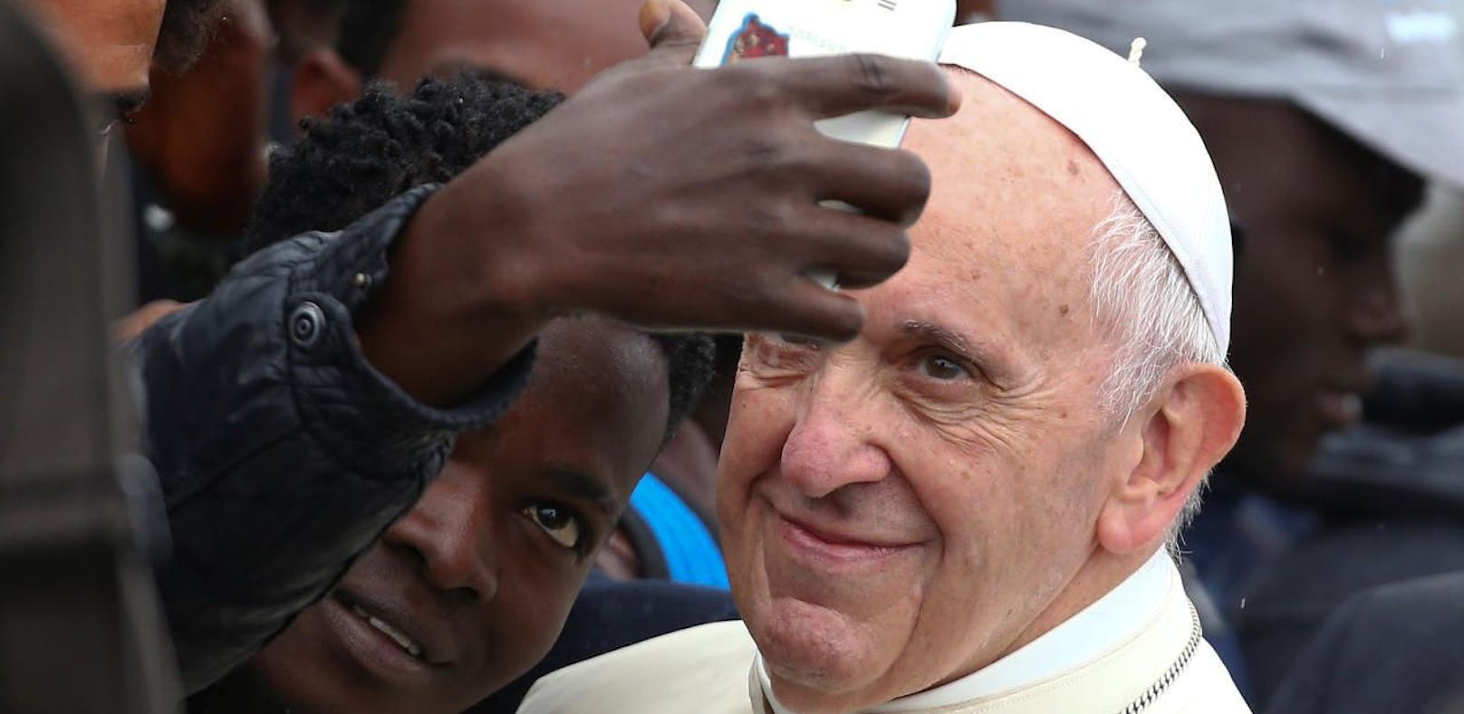 Selfie mit dem Papst: Beim Besuch eines Flüchtlingszentrums in Bologna stand der Pontifex für Fotos zur Verfügung.