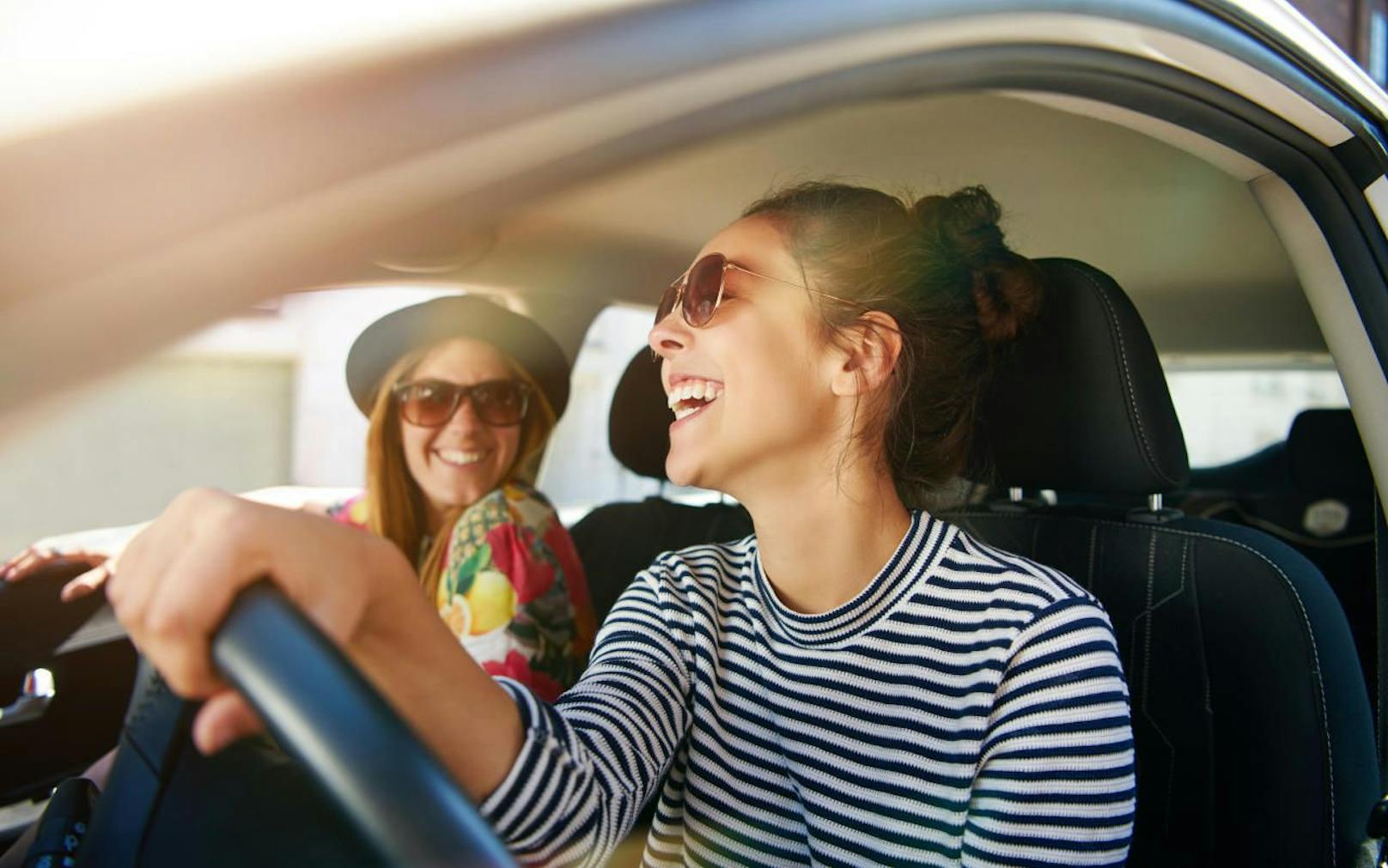 Frauen lassen sich laut Studie im Auto nicht so schnell ablenken.