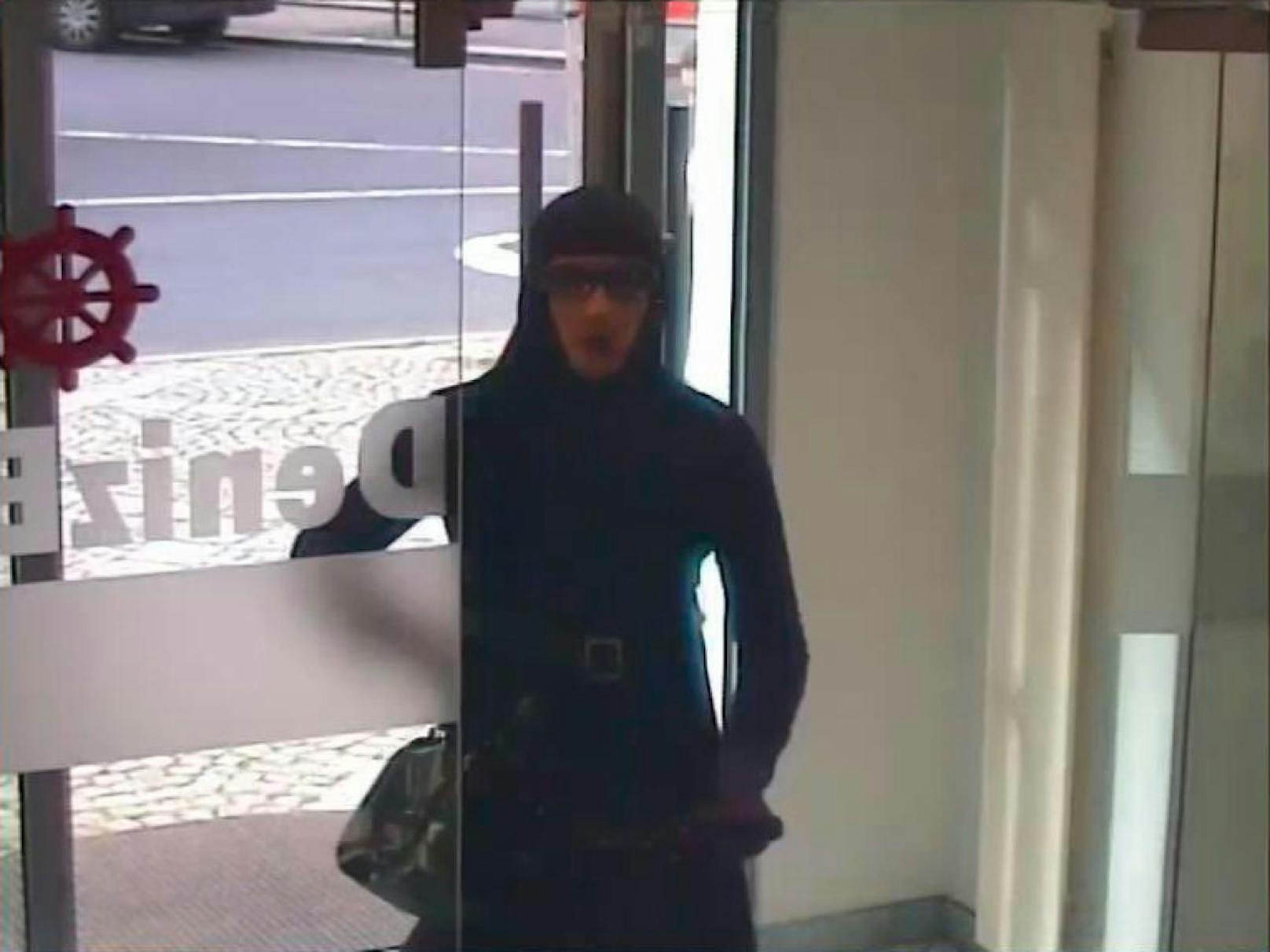 Banküberfall in Linz! Am 25. Juli wurde ein Geldinstitut in der Linzer Innenstadt überfallen. Der Täter trug eine &quot;Burka&quot;, floh mit einem Roller.