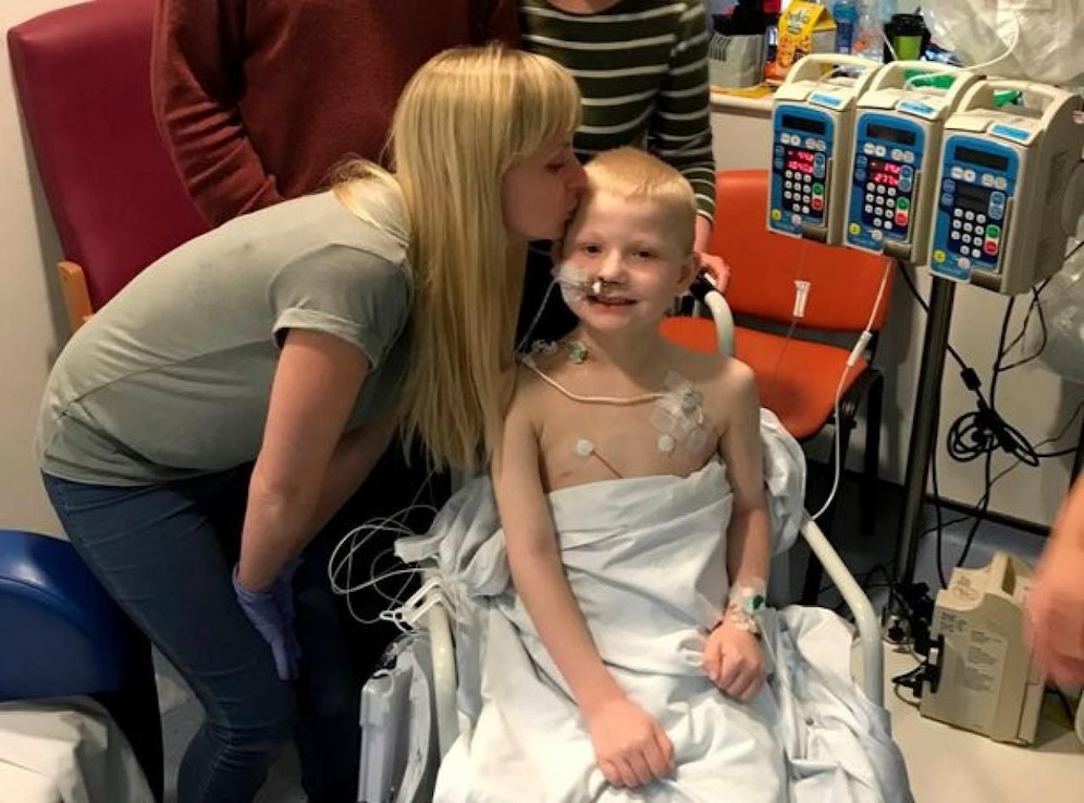 Ein Busserl für den Helden! Mama Katie herzt Jay (7) nach überstandener Operation. 