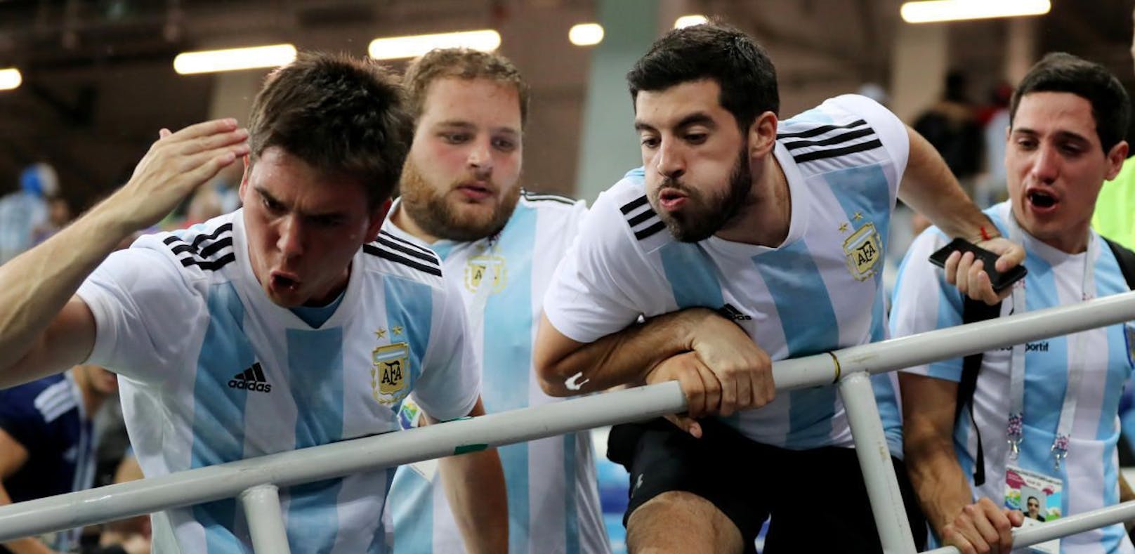 Argentinien-Fans bespuckten Teamchef Sampaoli nach der blamablen 0:3-Pleite gegen Kroatien.