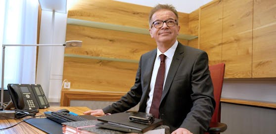 Sozialminister Rudolf Anschober (Grüne) an seinem Schreibtisch im Sozialministerium.