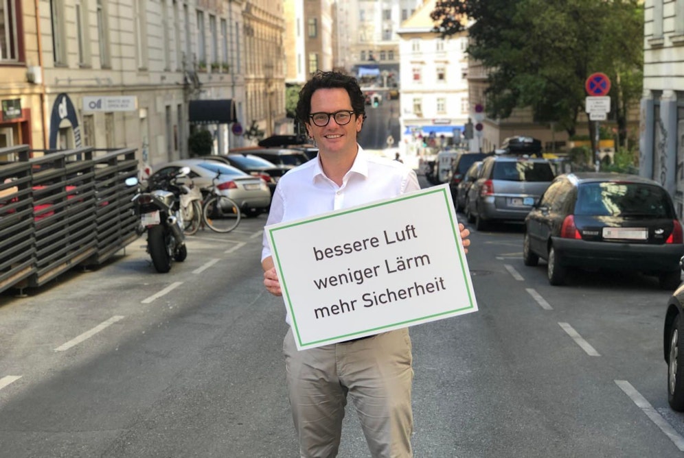 Bezirkschef Markus Reiter (Grüne) hat den Neubau flächendeckend zur 30er-Zone gemacht.