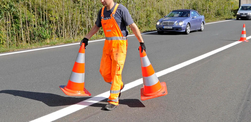 Ein Mitarbeiter der ASFINAG beim Ableiten des Verkehrs. Symbolfoto
