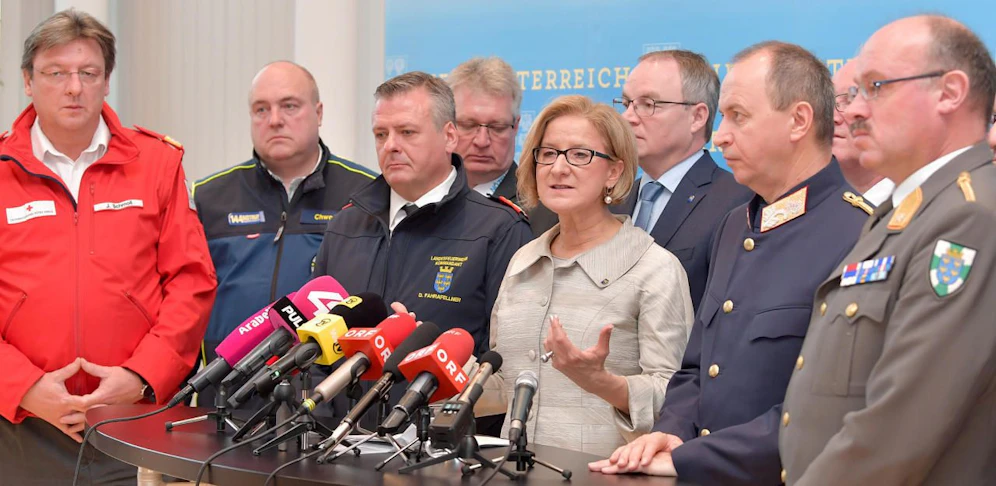 Großer Aufmarsch beim Sicherheitsgipfel im Landhaus: Landeshauptfrau Johanna Mikl-Leitner gemeinsam mit LH-Stellvertreter Stephan Pernkopf und den Chefs der Einsatzorganisationen. 