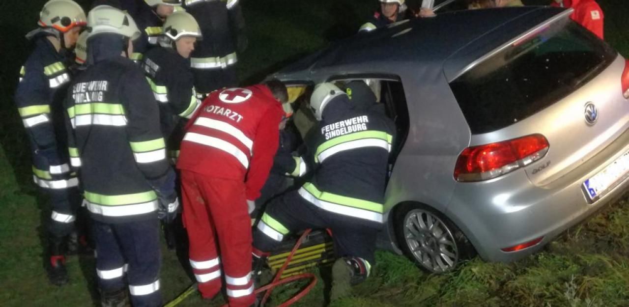 Heute.at - Schwer verletzter Lenker (21) aus Wrack geschnitten