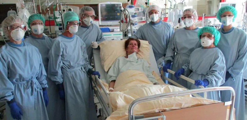 Das Ärzte- und Mitarbeiterteam des Spitals Hollabrunn mit Patientin Margit G.