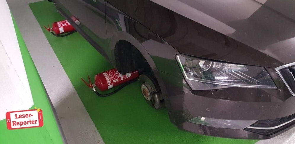 Felgendiebe montierten die Räder des Skodas ab. 