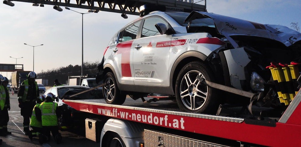 Die Feuerwehr musste die beiden Pkw bergen.