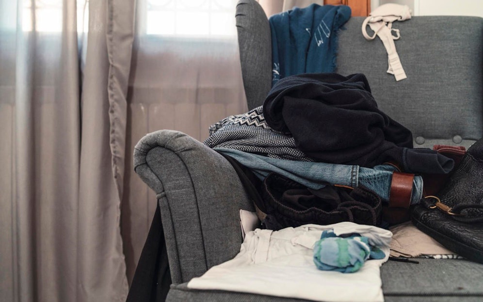 Vor allem auf Reisen ist es von Vorteil Alternativen zum Bügeleisen für die Glättung von Kleidung zu kennen.