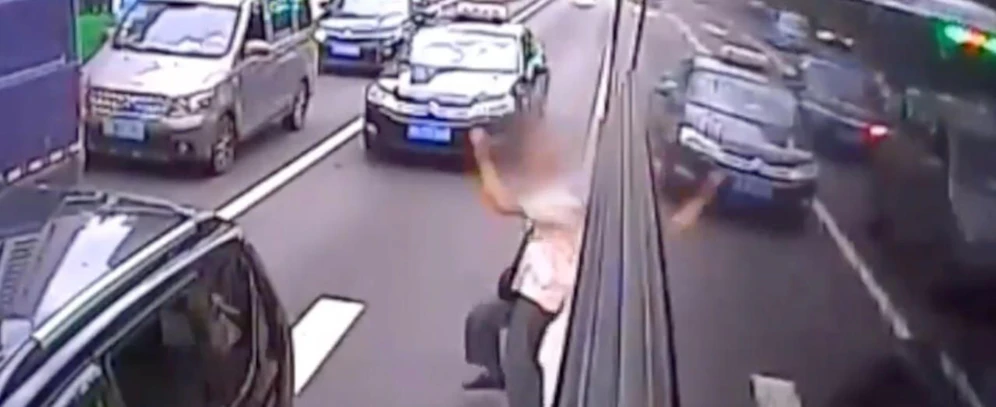 Auf und davon: Der Fahrgast ist aus dem Bus gesprungen und läuft zwischen den Autos weg. 