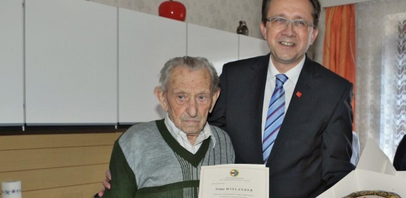 Bürgermeister Matthias Stadler gratuliert Franz Wielander aus St. Georgen am Steinfelde herzlich zum 104. 
