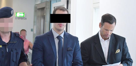 Der Beschuldigte, als er im Vorjahr an der Seite von Anwalt Andreas Mauhart, in den Gerichtssaal geführt wurde.