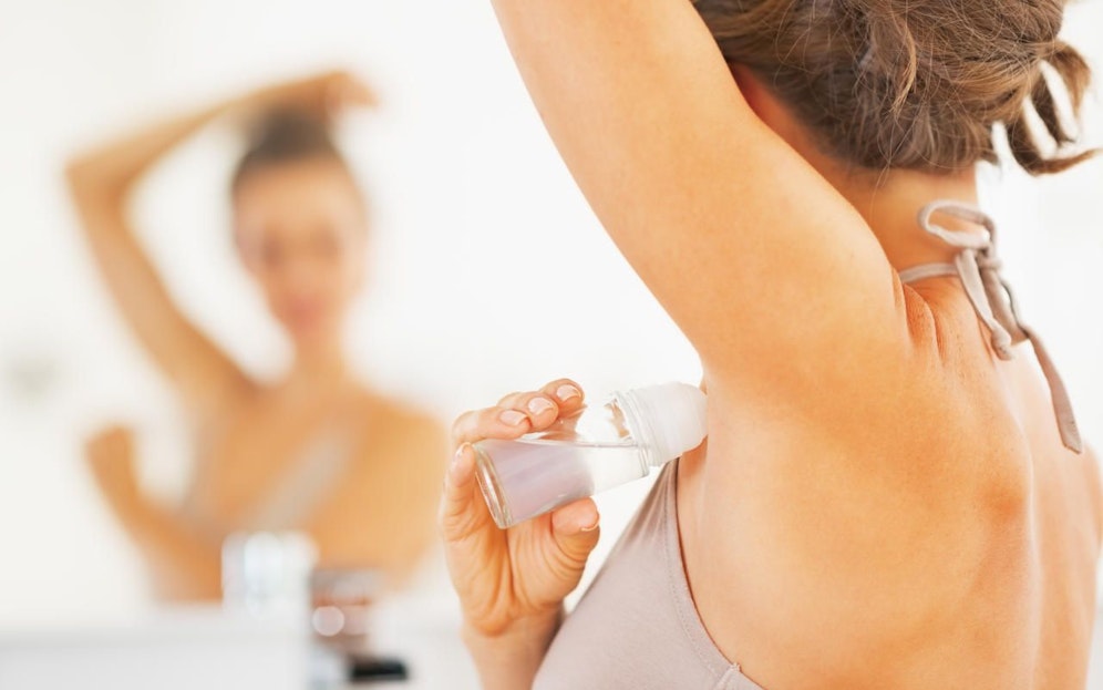 Das Deo sollte laut Experten niemals in der Früh aufgetragen werden.