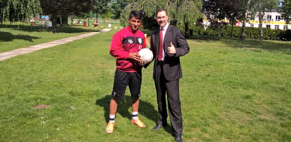 Daumen hoch: Freude bei Christoph Baumgärtel und Flüchtling Bashir S. (26).