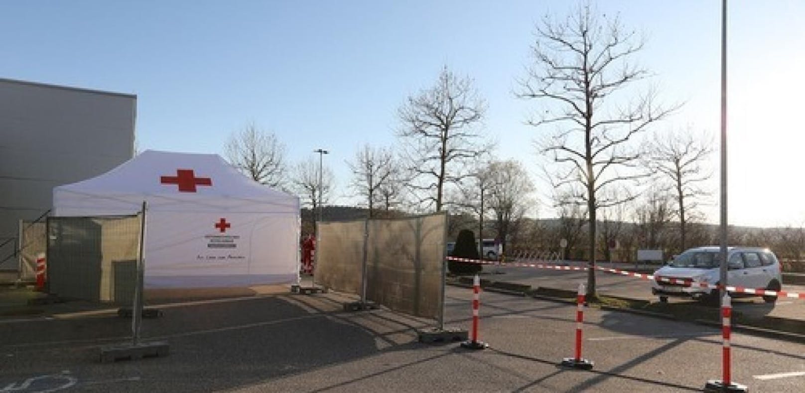 Nach dem Bezirk Vöcklabruck (siehe Bild), gibt es ab heute, Freitag, auch im Bezirk Urfahr-Umgebung einen Drive-In für die Abnahme von Corona-Tests.