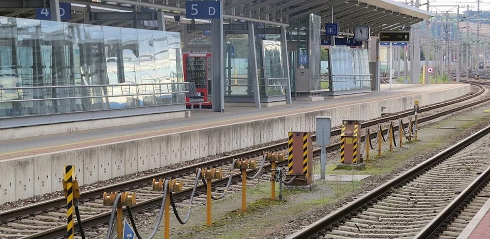 Am Bahnsteig 5 stieg die Frau auf die Gleise.