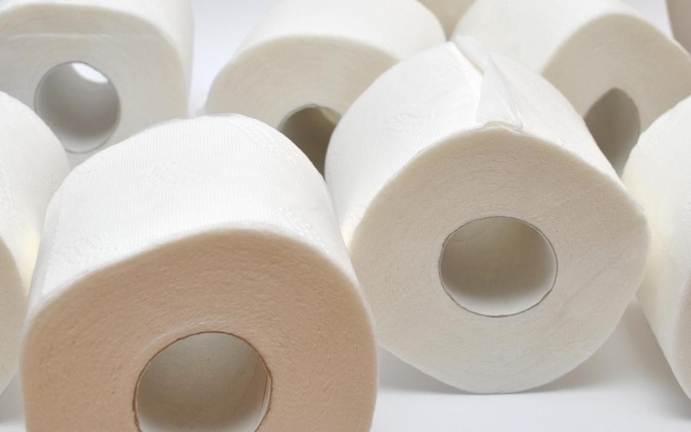 Der Verdächtige wurde beim Diebstahl der Klopapier-Rollen ertappt.