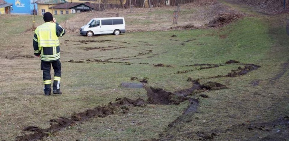 Der Lieferwagen am Ende seines Rodelabenteuers.