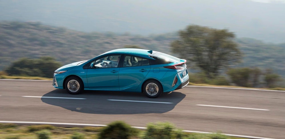 Der Toyota Prius war 1997 das erste massentaugliche Hybrid-Fahrzeug der Welt. Im Bild ist die aktuelle Generation zu sehen.