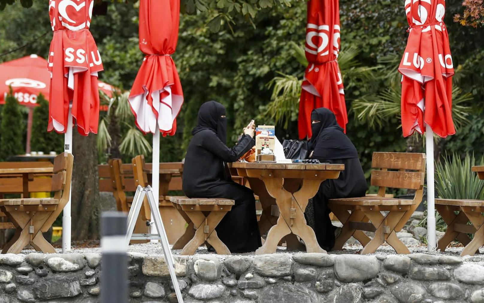 Touristinnen aus Saudi-Arabien sitzen in einem Restaurant. Symbolfoto