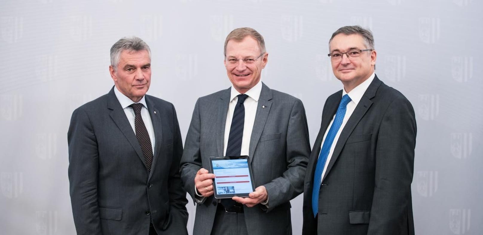 Landesamtsdirektor Erich Watzl, Landeshauptmann Thomas Stelzer und Roland Krenner, Leiter der Abteilung IT des Landes OÖ, präsentierten die App.