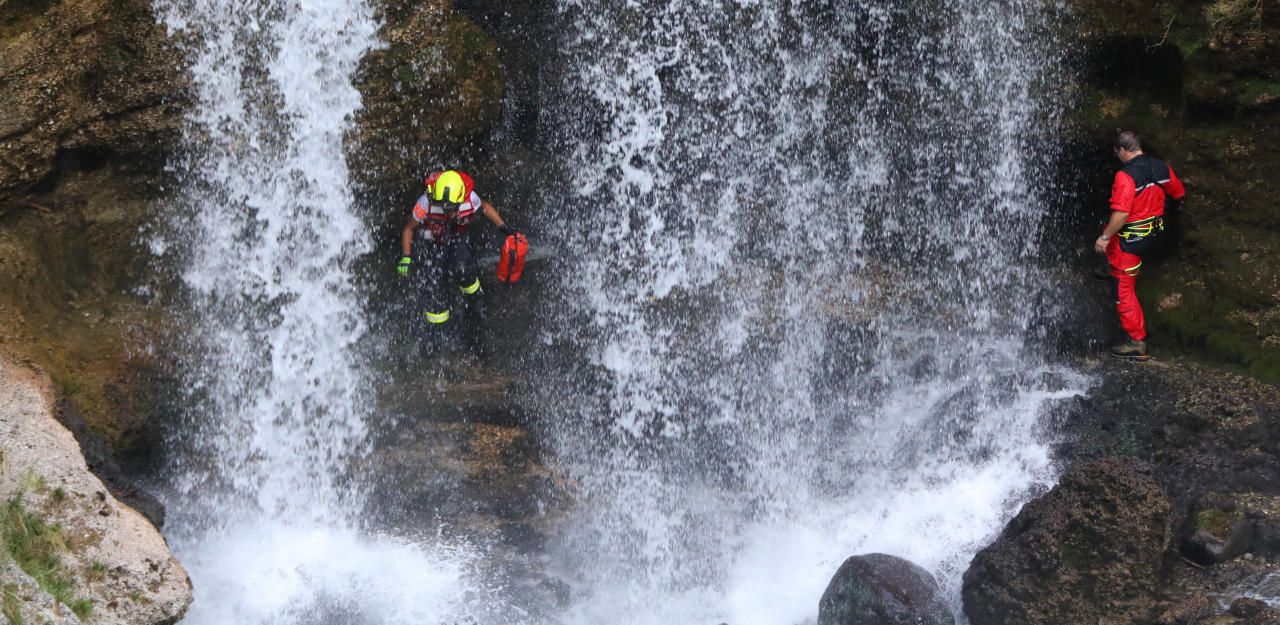 Heute.at - Retter mussten durch Wasserfall zu Verletztem
