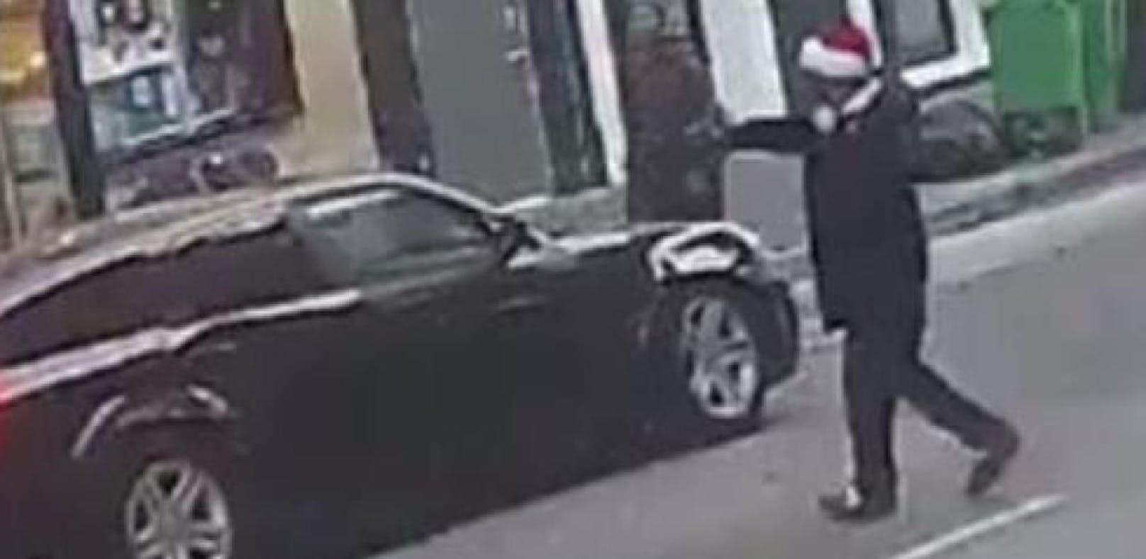 Santa Claus zieht Pistole und schießt auf Autofahrer