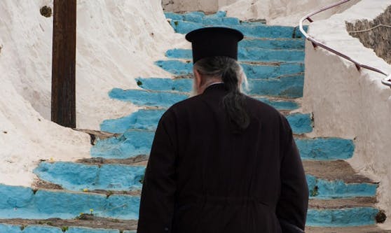 Ein griechisch-orthodoxer Priester nach einer Zeremonie. Symbolfoto.
