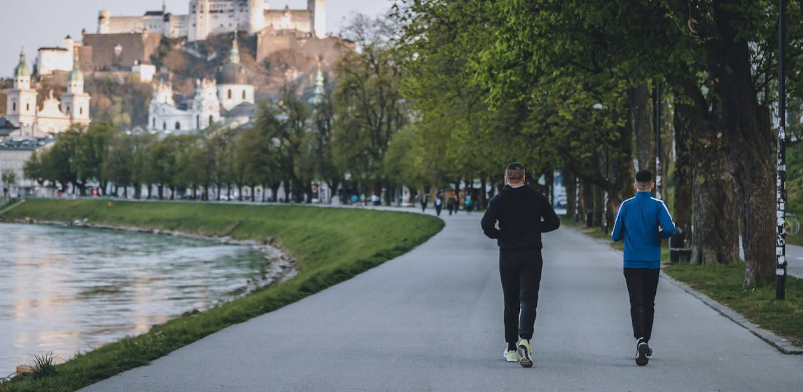 Jogger während der Corona-Pandemie -  hier vor dem Panorama der Festung Salzburg. Am Mittwoch 15. April 2020 verkündet die Regierung neue Regeln für den Sport.