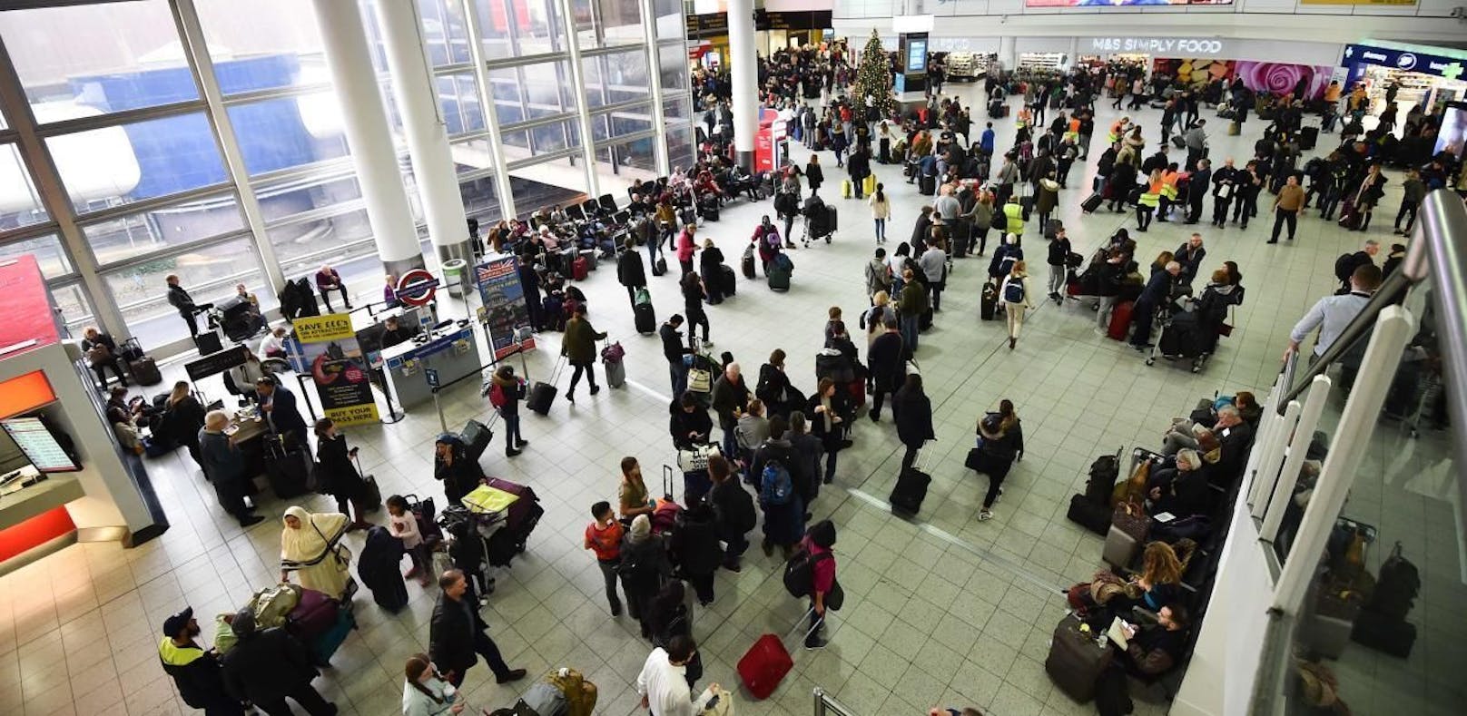 Chaos am Flughafen Gatwick - 110.000 Menschen betroffen.