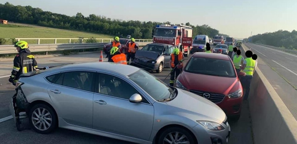Vier Autos krachten auf der A5 ineinander.