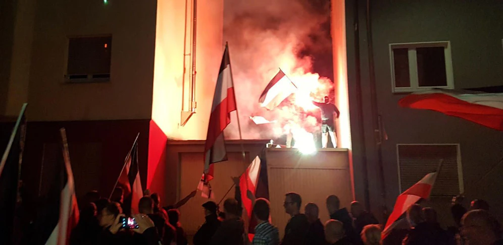 OÖ beschloss einen Anti-Extremismus-Pakt  der sich gegen linke UND rechte Extremisten wendet.