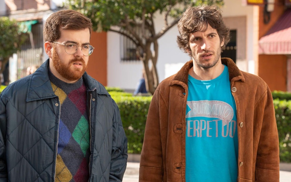 José (Adrián Pino, l.)  greift Javier/Titan unter die Arme.