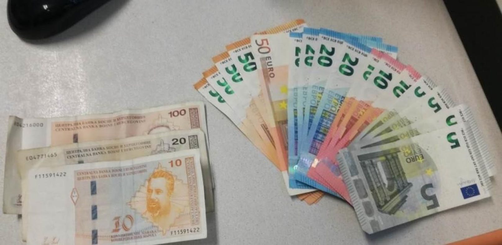 Die Polizei fand bei dem mutmaßlichen Autoeinbrecher mehrere hundert Euro Bargeld.