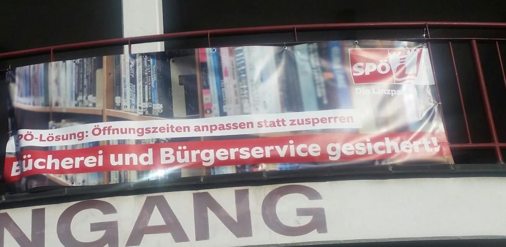 Die SPÖ-Plakate am Volkshaus Ebelsberg sorgen für Wirbel.