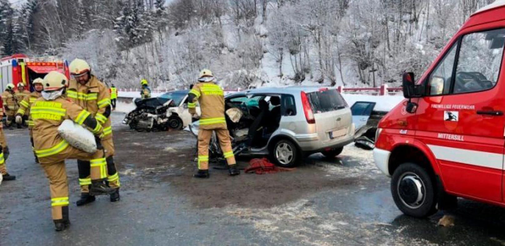 Kleinkind und 44-Jährige bei Frontal-Crash getötet