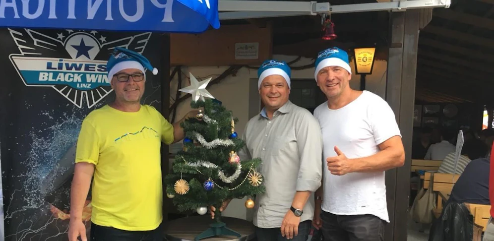 Die Wings bei der Weihnachtsfeier im Linzer Biergartl. Am Bild v.l.: Biergartl-Chef Ludwig Wedam, Präsident Peter Freunschlag und Manager Christian Perthaler