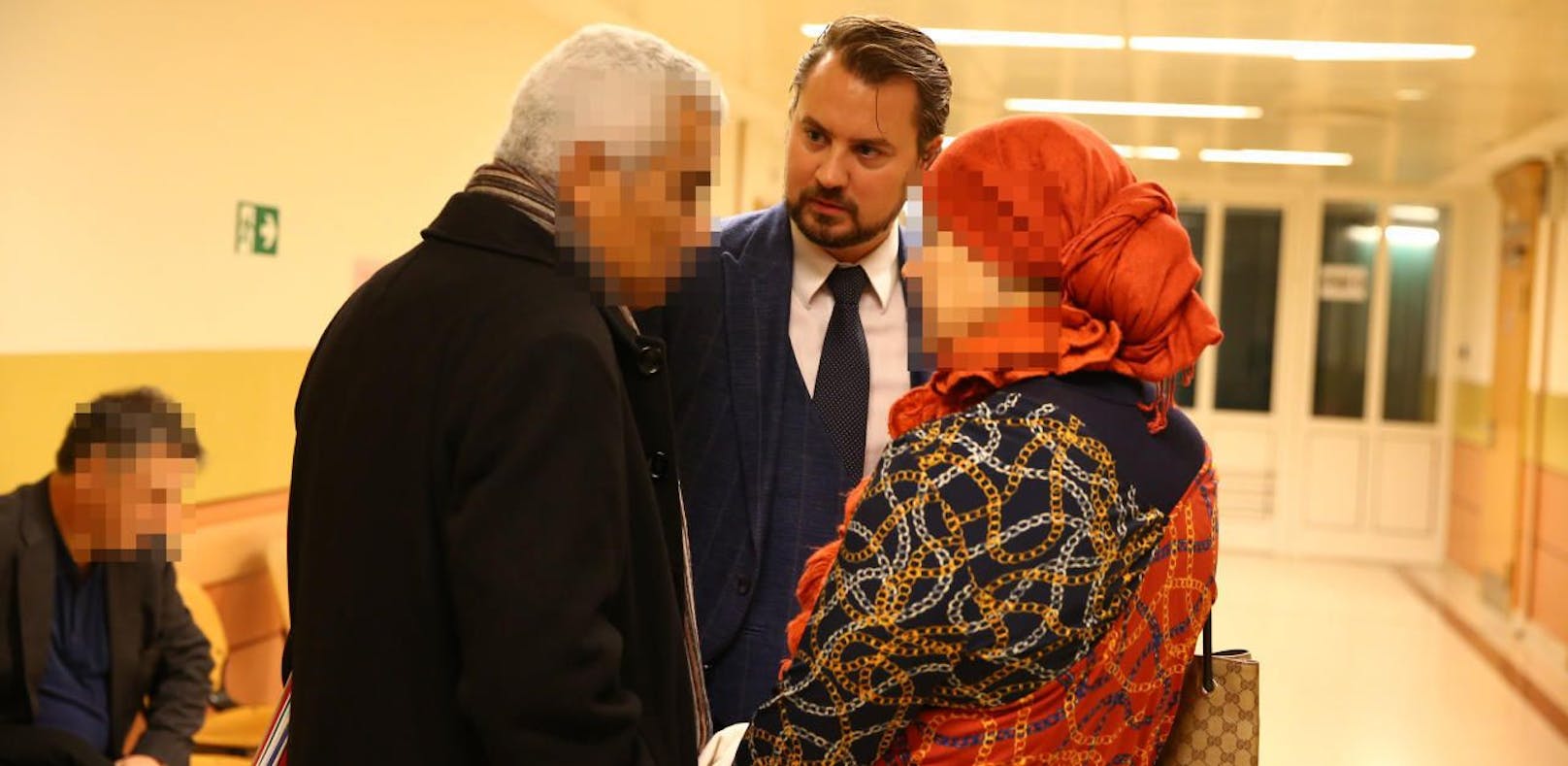 Der Haupt-Angeklagte Hassan M. (l.) mit Anwalt und der mitangeklagten Lebensgefährtin Fatma M.