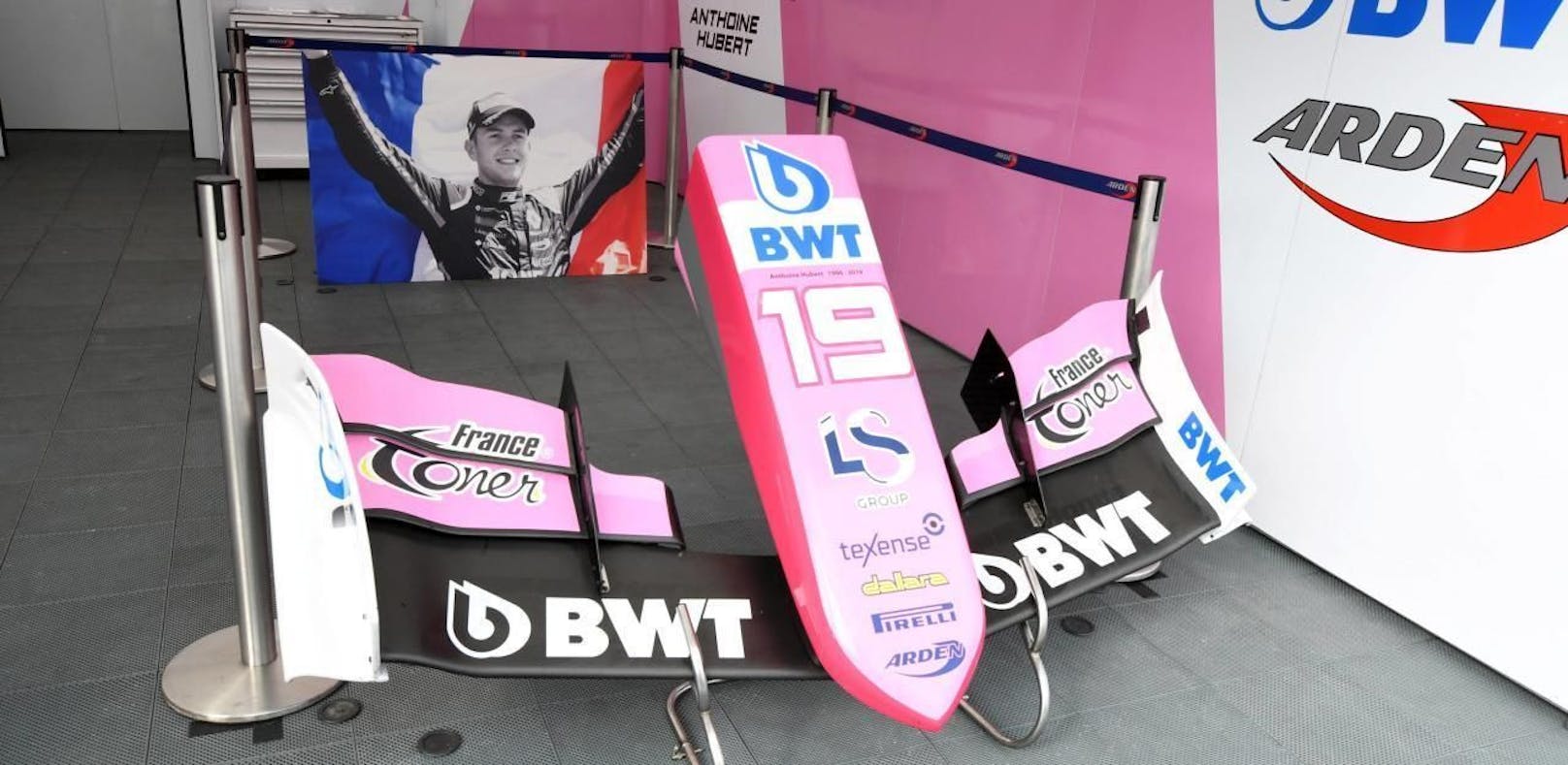 Trauer um Anthoine Hubert. Nach seinem tödlichen Unfall in Spa gedenkt sein Team BWT Arden in Monza mit einem ganz speziellen Boxendesign.