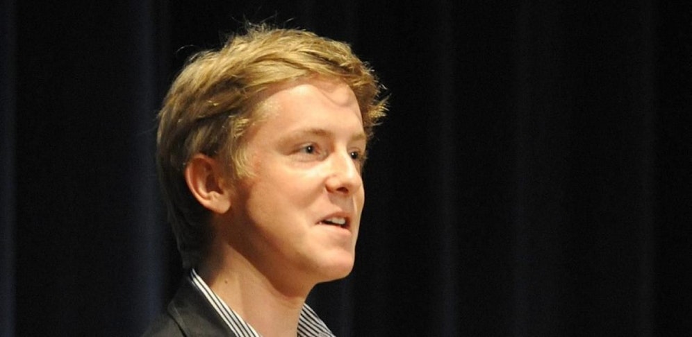 Facebook-Mitbegründer Chris Hughes wettert gegen Chef Mark Zuckerberg. Dieser sei zu mächtig geworden.