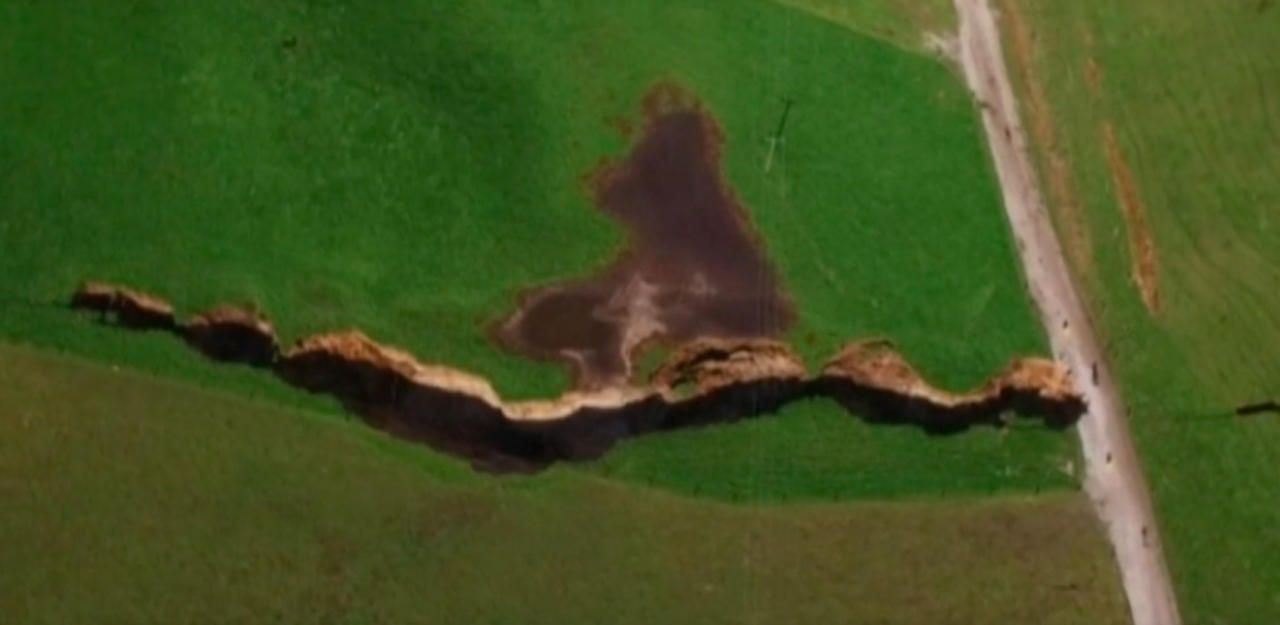 Heute.at - Riesiges Erdloch tut sich vor Bauernhof auf